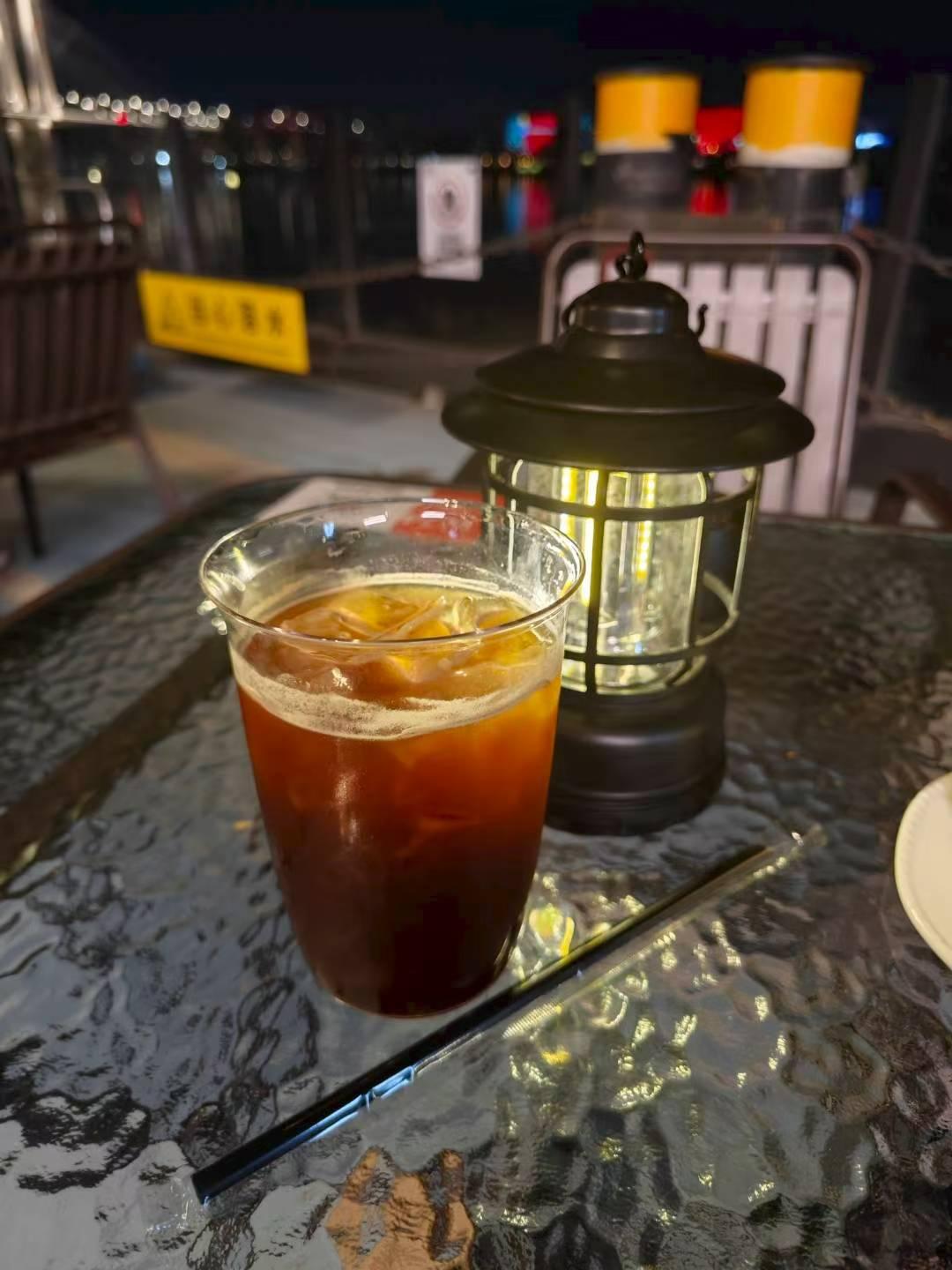 别让驯化，偷走你本该有的人生
 
经常跟朋友聊起当下的生存状态，越聊越觉得荒诞：