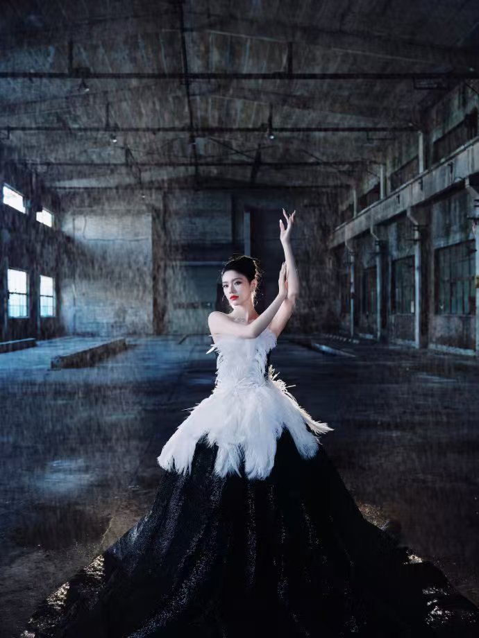 林允cos天鹅之梦 谁懂这份冷艳！林允手持黑伞，白羽毛抹胸+黑亮片裙摆，复古工业