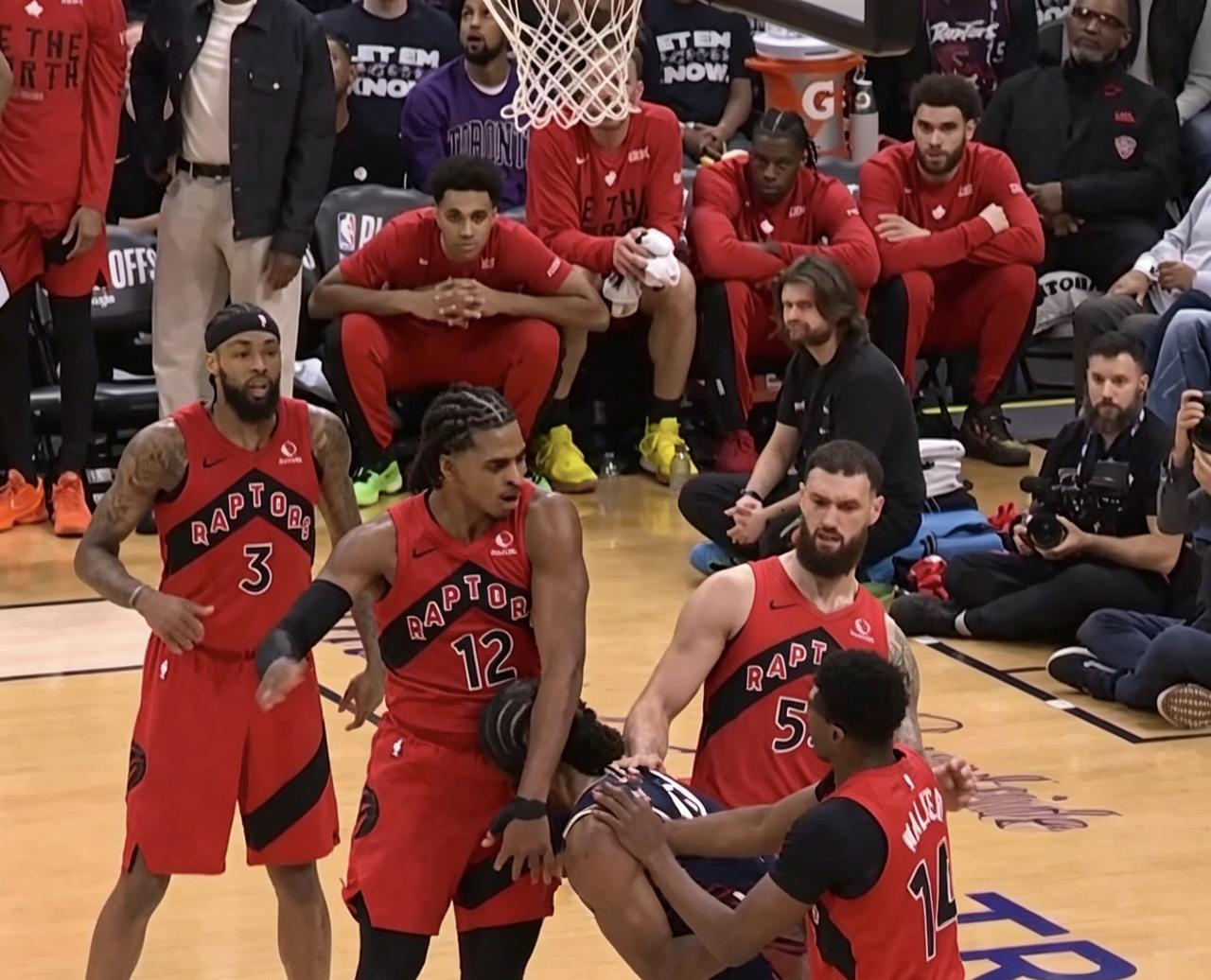 离谱！裁判是硬要把斯特鲁普给吹下场吗？
第三节比赛，斯特鲁斯连得8分帮助骑士打出