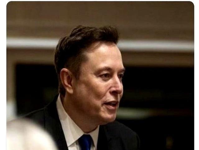 马斯克扔出一句话，直接把一桶油浇进了火里。“谁要是敢把爱泼斯坦那些破事挖出来，结