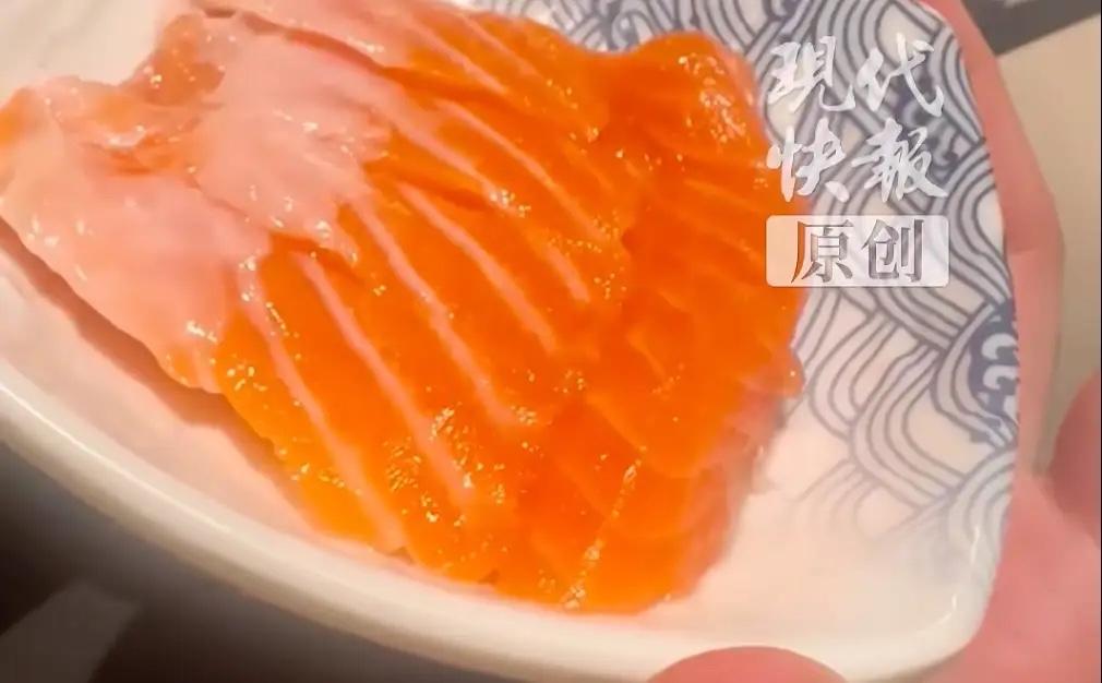 河南郑州，女子团购一餐厅的“三文鱼畅吃”，吃完觉得口感不对，发现实际是淡水虹鳟，