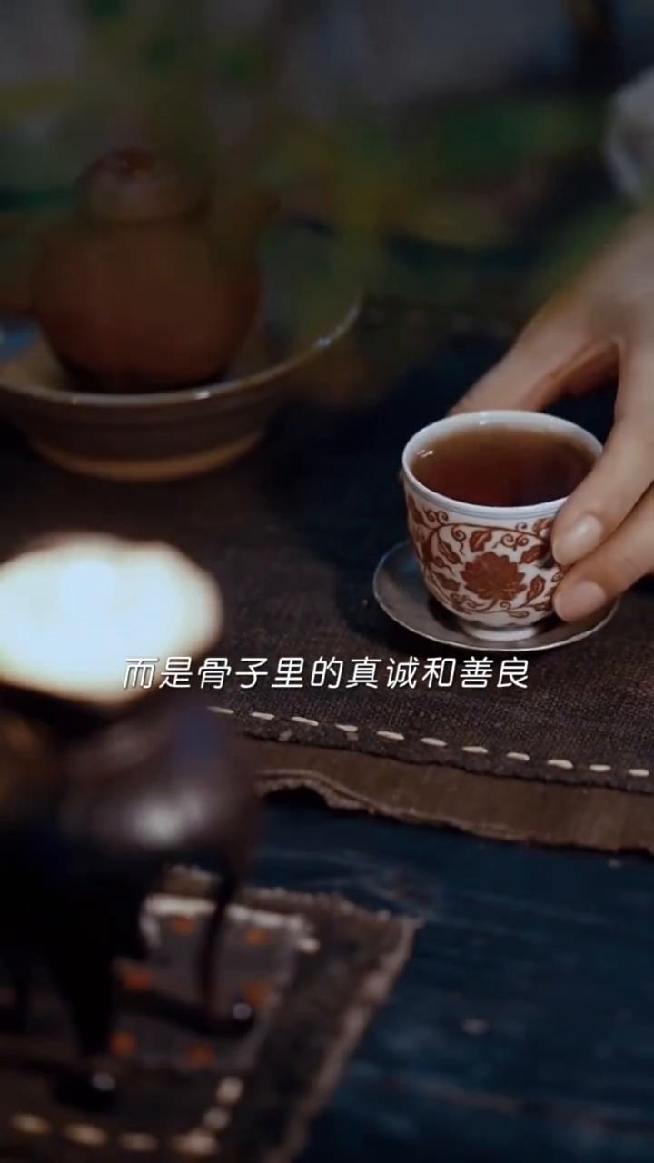 人的底色是有情有义，爱的底色是心疼和尊重。那些能处一辈子的关系，从来都不是靠技巧