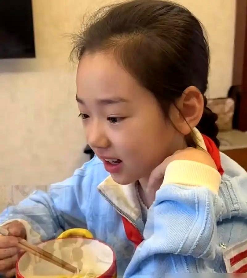 董璇这演技，把亲闺女都骗了！

新剧《你好1983》里，董璇演个被家暴的农村妇女