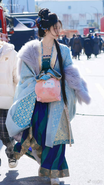 孔雪儿开门我是俞宝儿 俞浅浅终于上线，整个人美得不行，妆容也是别具匠心，超适合她