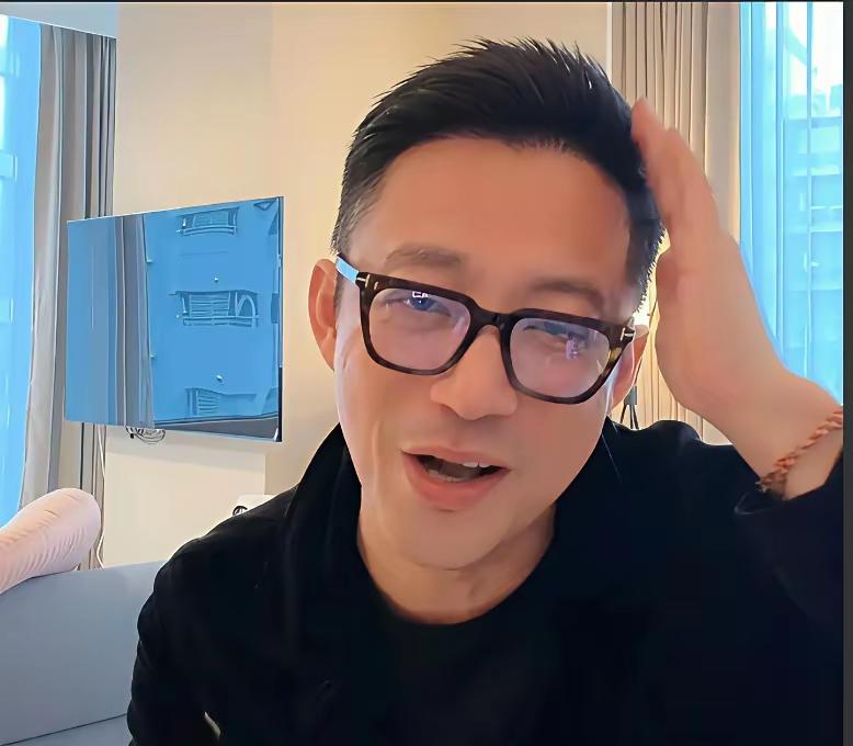 汪小菲这直播，看的人血压都高。
 
对着镜头喊“孩子就叫汪宝”，张兰在后面脸绿成