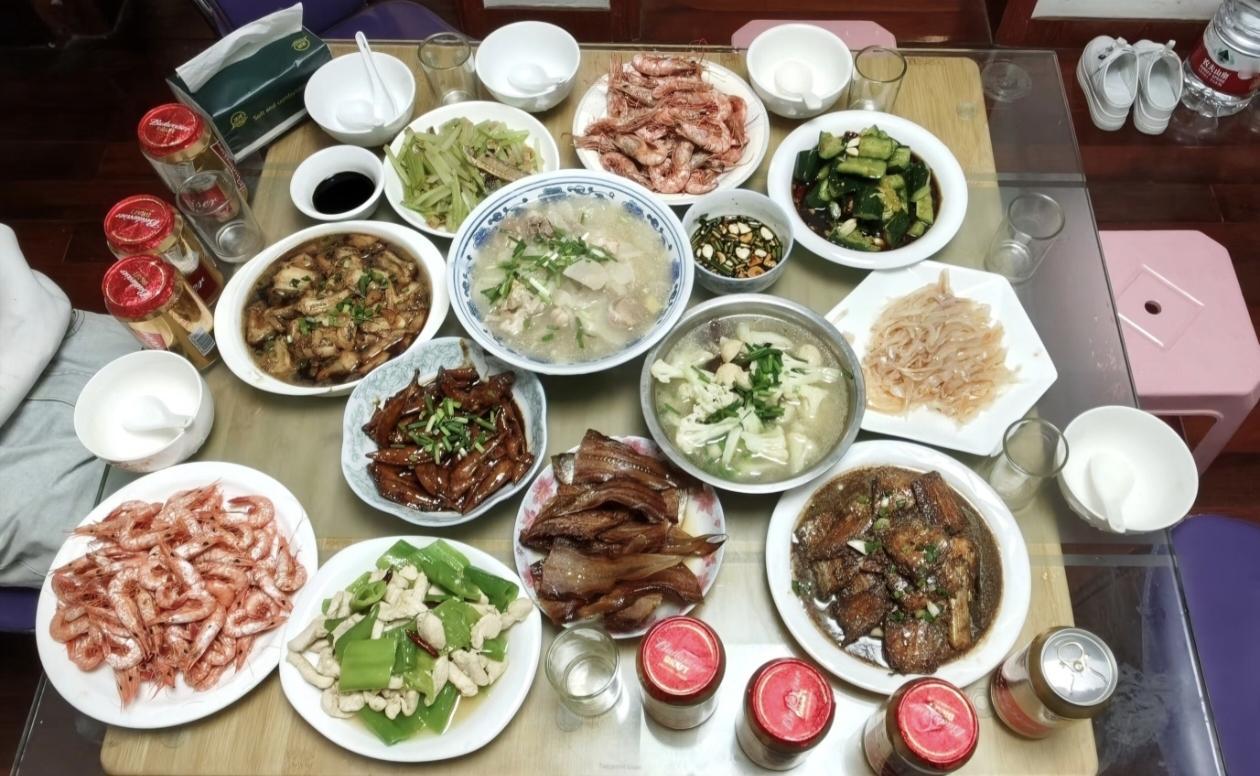 分享我这周今晚有趣的事：饭桌上的各类菜品搭配那种可口鲜美，是家人团聚时常见的家常