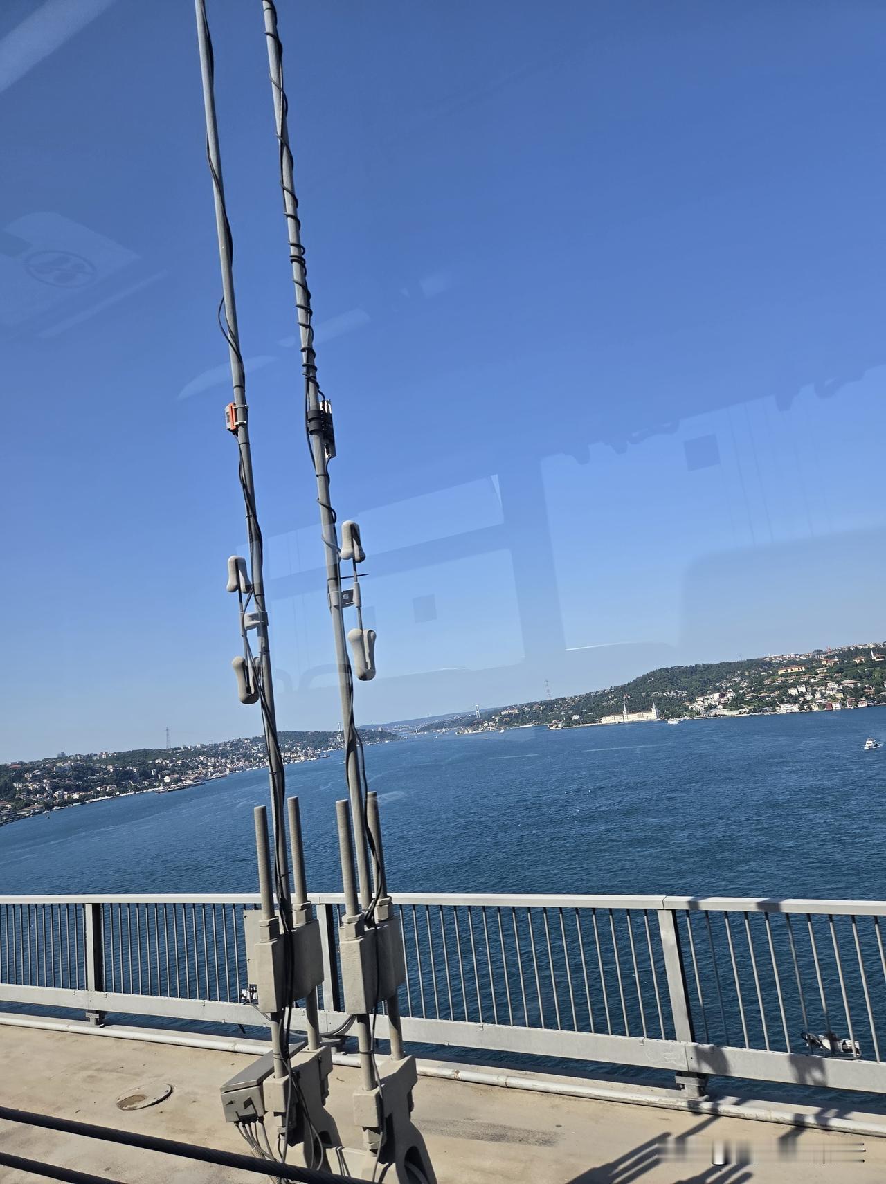 唉，我又把一顶帽子永远地留在了博斯普鲁斯海峡。老夫纵横江湖半个世纪，四大洋都有我