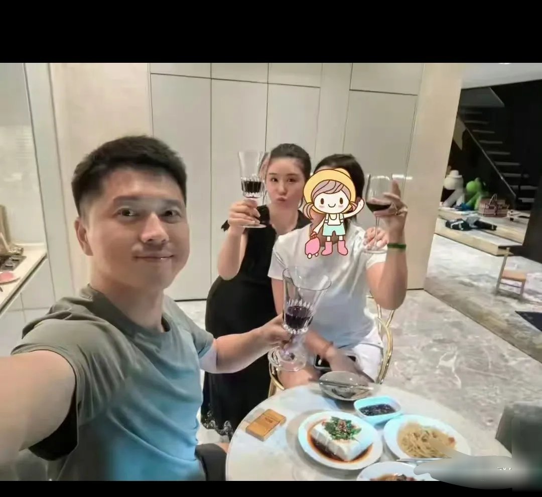 王雷夫妻在家招待朋友，就他随便这一张照片可了不得！照片看着就是他和妻子跟朋友随便