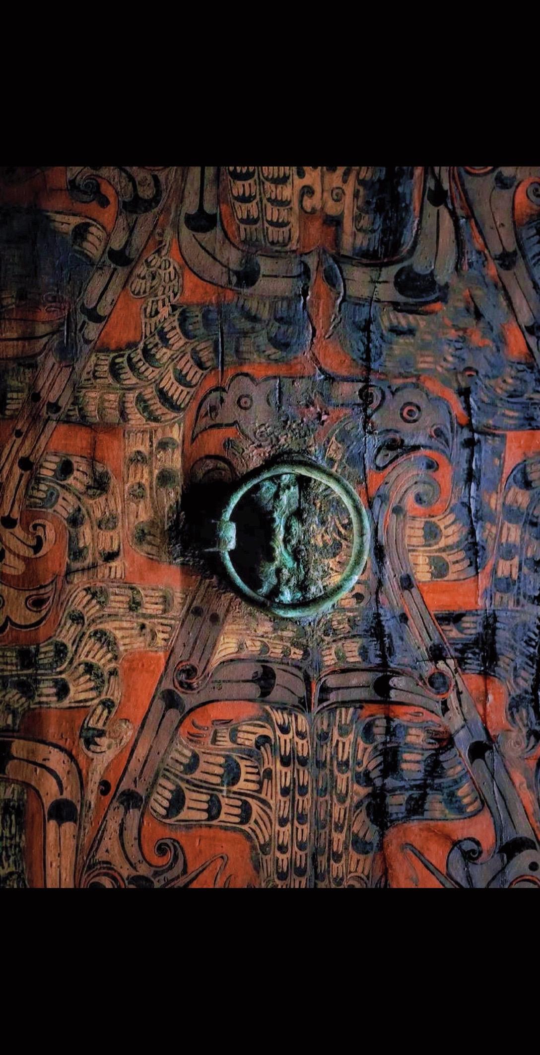 战国·彩绘漆棺。吾令凤鸟腾飞兮，继之以日夜——先秦·屈原《离骚》 
部分图源：舜游记 
这具战国早期彩绘漆木棺，1986年荆门包山2号基出土，周身彩绘使用髹漆工艺，是我国保存最好的龙凤彩棺，被誉为中国第一漆棺，现藏于湖北省博物馆· 楚国八百年展厅 
棺木的盖板、侧板、挡板、底板均为整木，侧板、挡板、底板之间以燕尾榫接
棺盖及其他四面均安装铜铺首衔环 
棺材内外施黑漆, 棺外除底外其他五面黑漆底上均施满彩绘
棺盖及两侧壁板绘六单元龙凤纹图案，每单元四龙四凤, 凤压于龙纹之上
棺外图腾纹饰为用红、黄、金三色彩绘