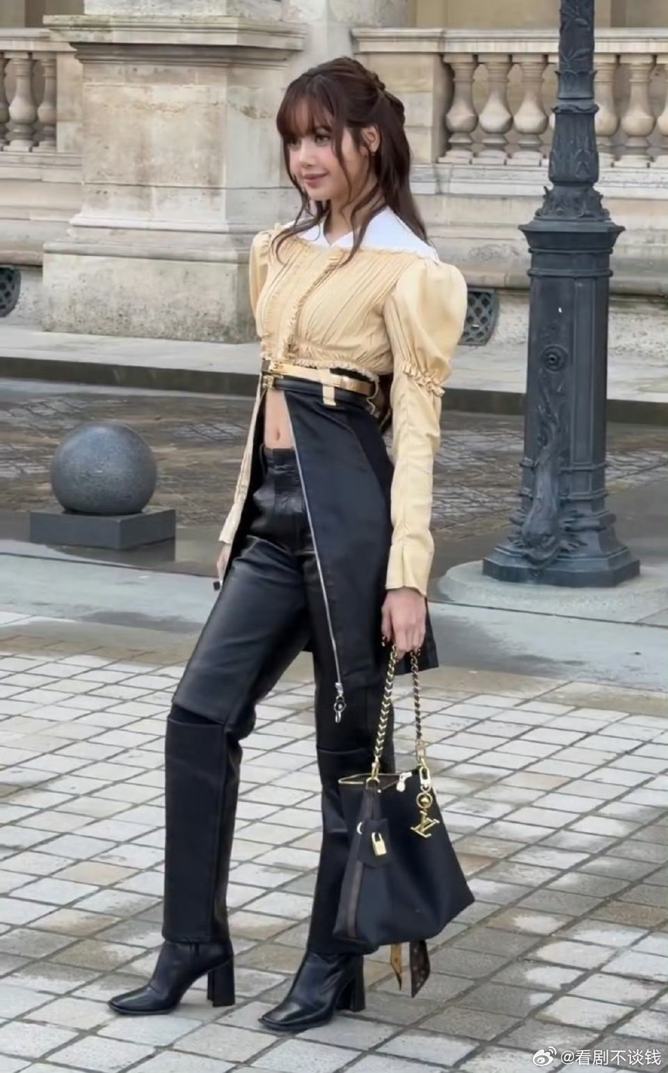 Jennie Lisa巴黎时装周造型 完全是小猫和小狗好帖动物塑