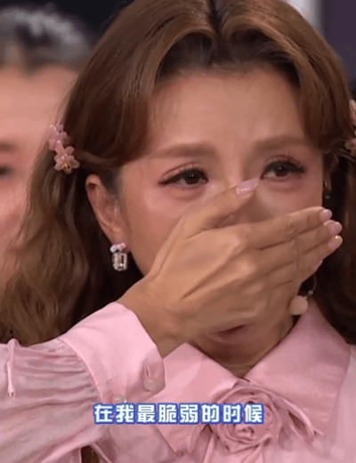 朱迅录制现场痛哭不止朱迅录节目哭了台上她是笑对风雨的主持人，台下她是被一颗糖戳中