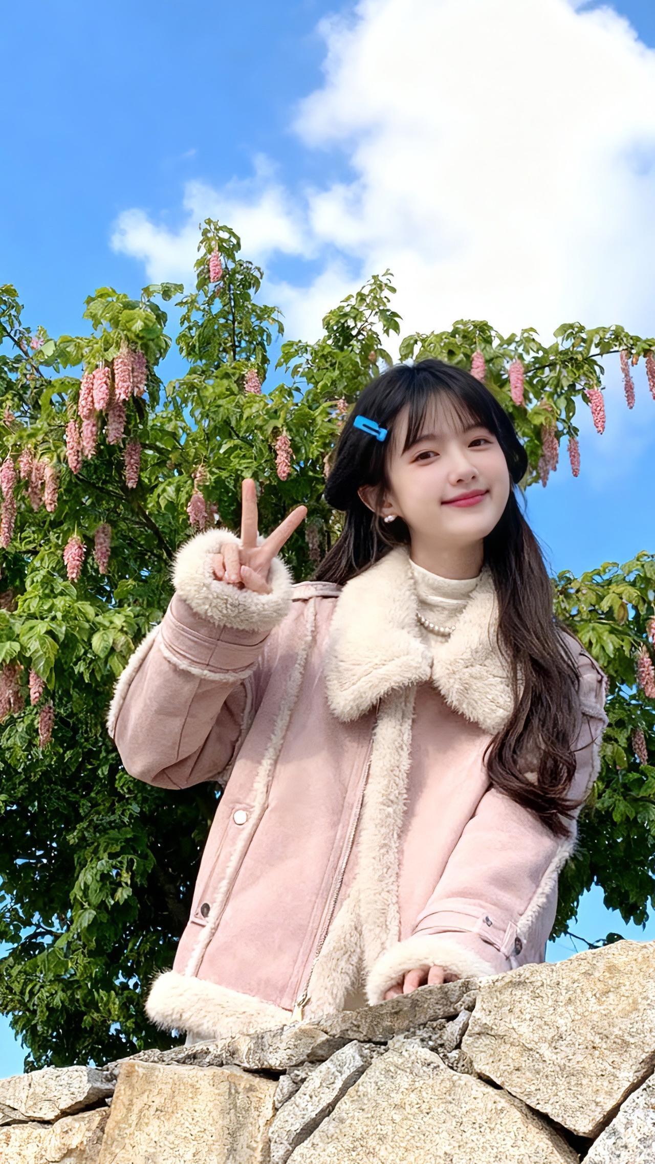 降温也能做甜妹！这件外套把“保暖”和“少女感”焊在了一起，谁穿谁是行走的棉花糖～