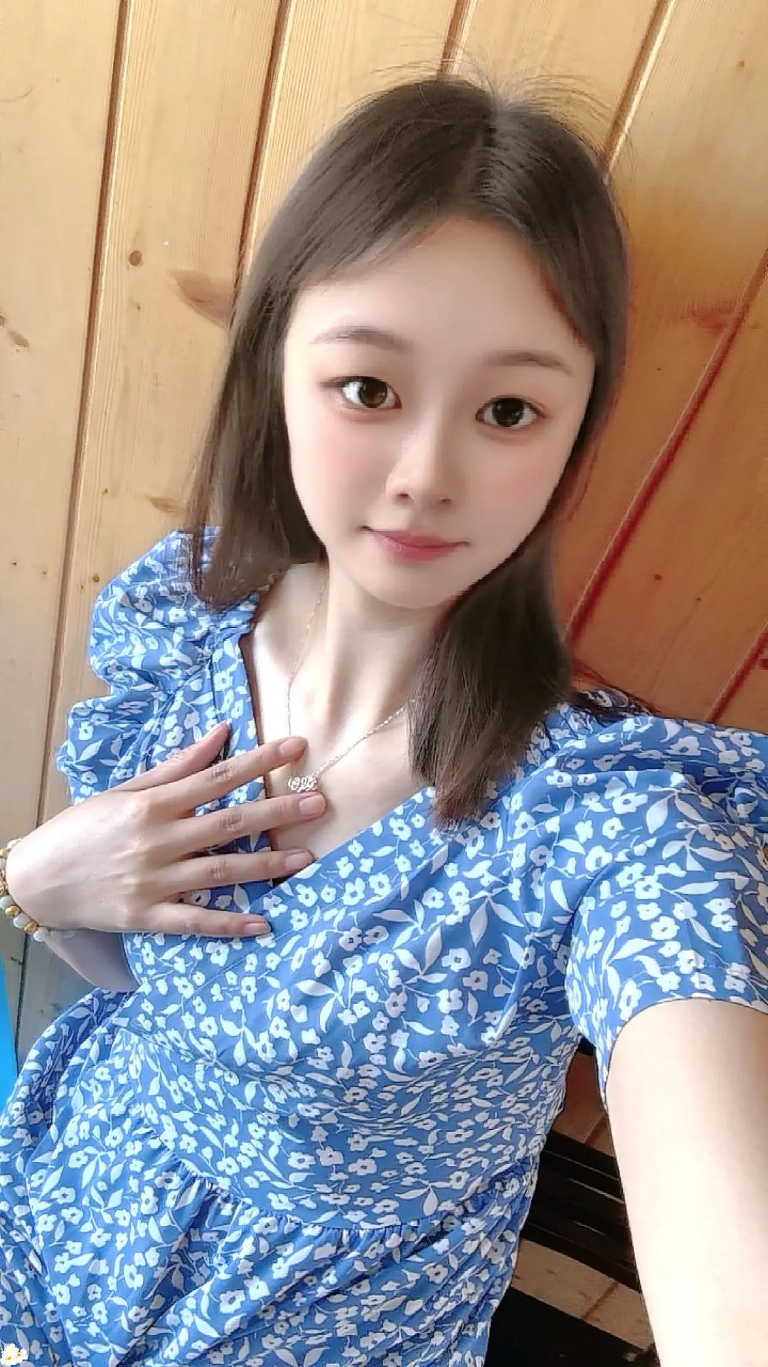碎花裙也穿，但终究还是做不了那娇滴滴的女子，更不懂polo衫的深情，死...