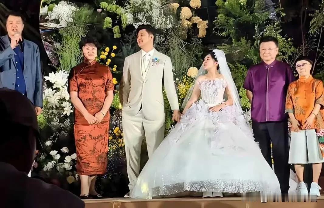 金龟子这闺女绝对是金龟子的翻版，金龟子参加女儿婚礼短裤，厚底鞋，她的女儿居然也没