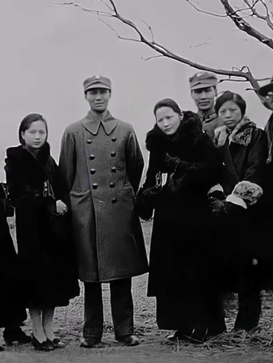 老照片，记录历史瞬间1932年“一二八淞沪抗战”期间，宋庆龄携妇女代表到前线慰问