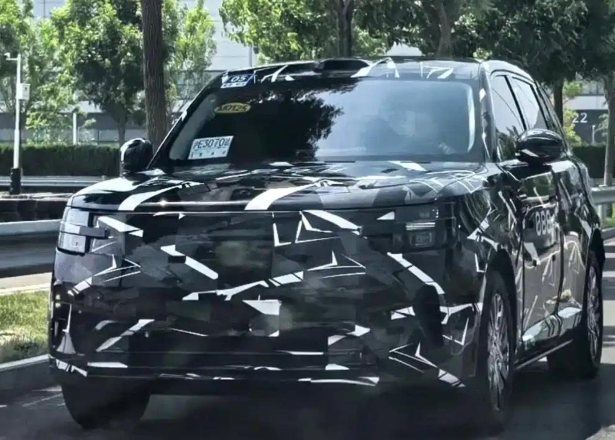 这款代号“昆仑”的大型增程SUV，谍照我们已经见过多次。不过最新的谍照依然能看出