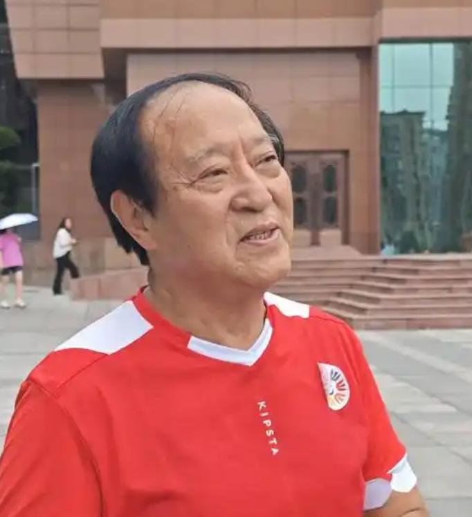 万万没想到，折腾半生、一度倾家荡产的牛群，晚年竟被美国毕业的儿子牛童，用最朴素的