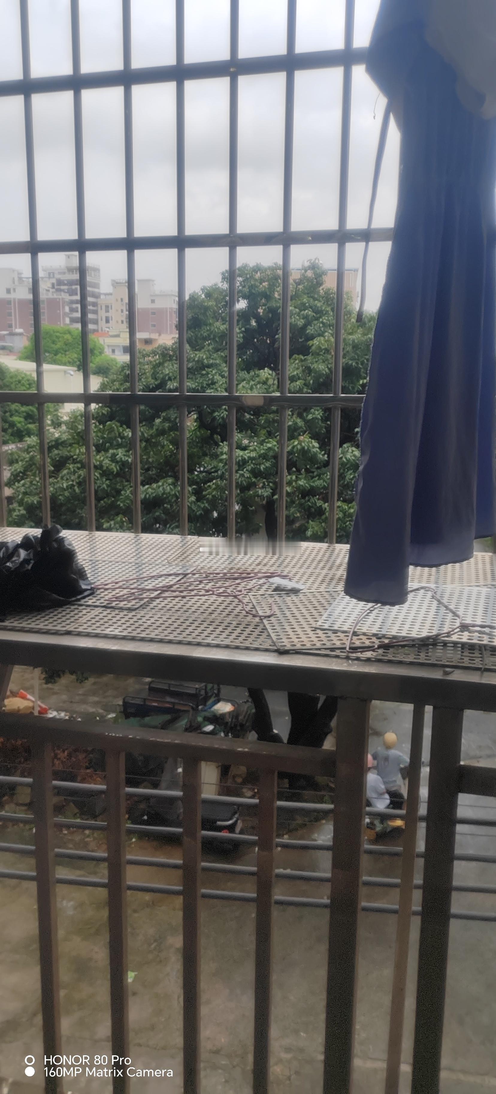 今天天气下雨，真烦呀！ ​​​