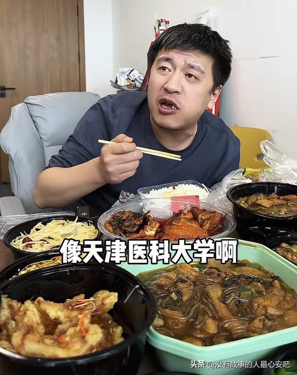 看看张雪峰去世之前最后一个视频，他点了一桌子外卖，典型的东北菜系：锅包肉、小鸡炖