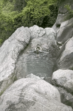 这里简直是世外桃源，在这里游泳也太爽了！

社会百态