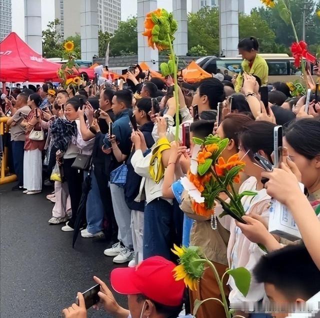 高考中的众生相，是人性的另类折射

一年一度的高考，终于落下帷幕，即使人在旅途，
