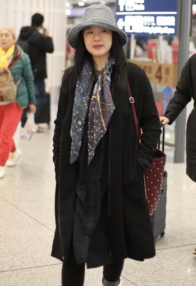 五十四岁素颜出镜的咏梅，自然老去的样子真的很美，她曾经说过“因为工作需要，工作人