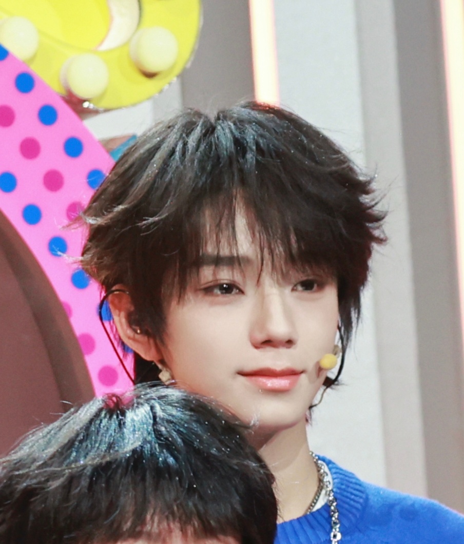 【TF四代】四代川渝春晚合照 TF四代川渝春晚后台路透来了，你最期待谁的舞台表现