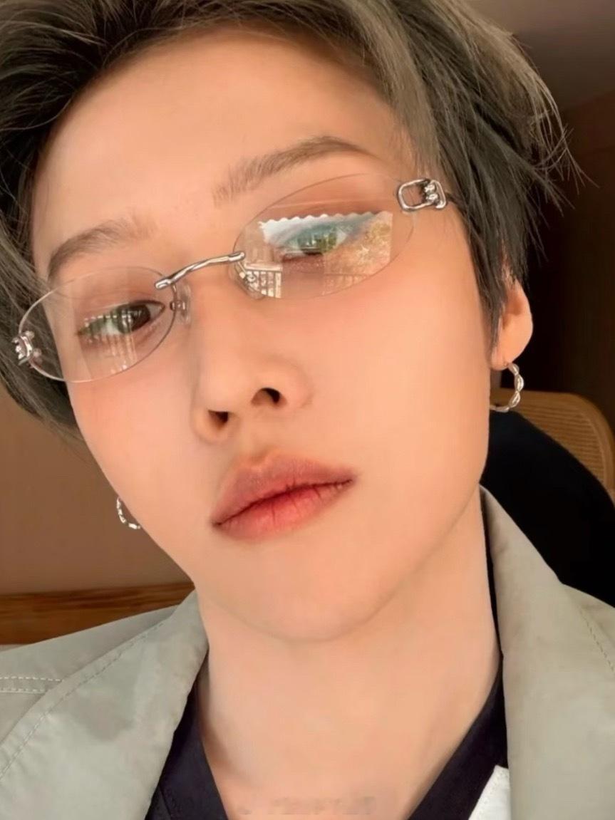 刘雨昕带各种类型的眼镜都好适合好好看啊