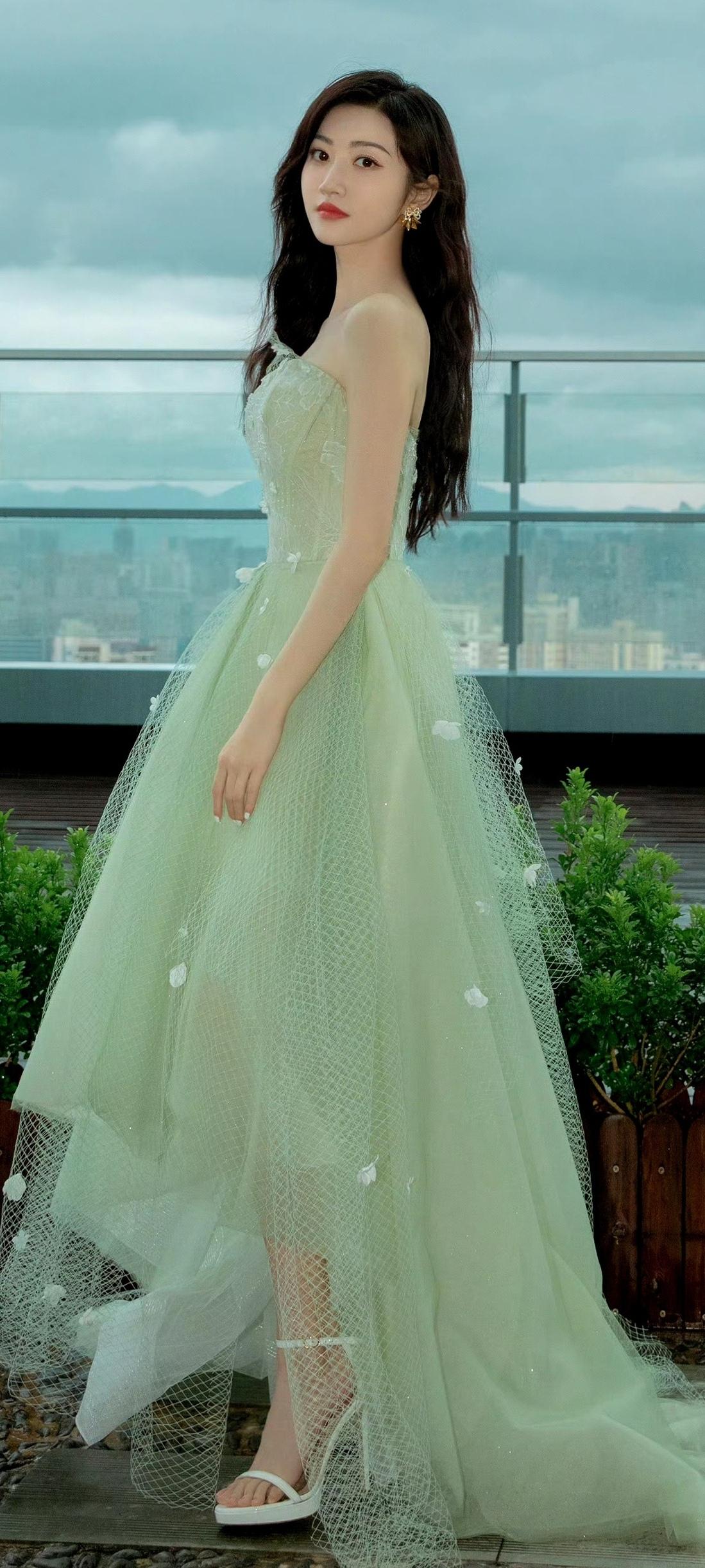 景甜的颜值状态也太能打了！
青柠绿抹胸纱裙搭配精致星星耳饰，透明雨伞的小道具让画