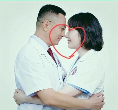 他俩肯定触犯了党纪院规，也伤害了各自的家庭，该怎么处罚就怎么处罚。不过这个事好像