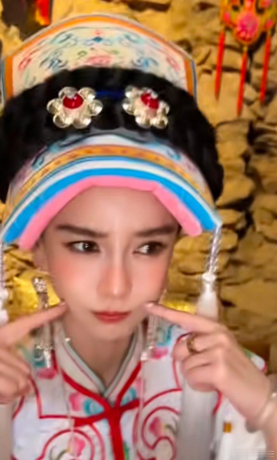 Angelababy拿玫瑰花自拍 |angelababy 萌化了，怼脸拍 