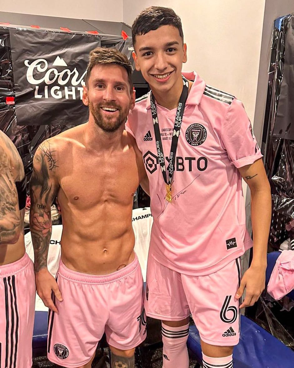 和梅西一起踢球什么感觉？阿维莱斯🎙️：“你无法解释他所做的事情，看到球员传球如