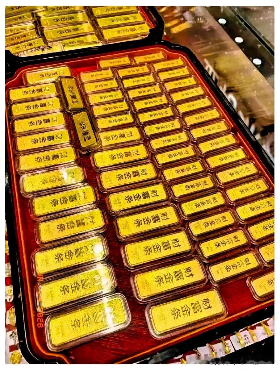 看了今天的金价，
我感觉自己血压飙升了，
6月24日，金价从902直接跌到了
