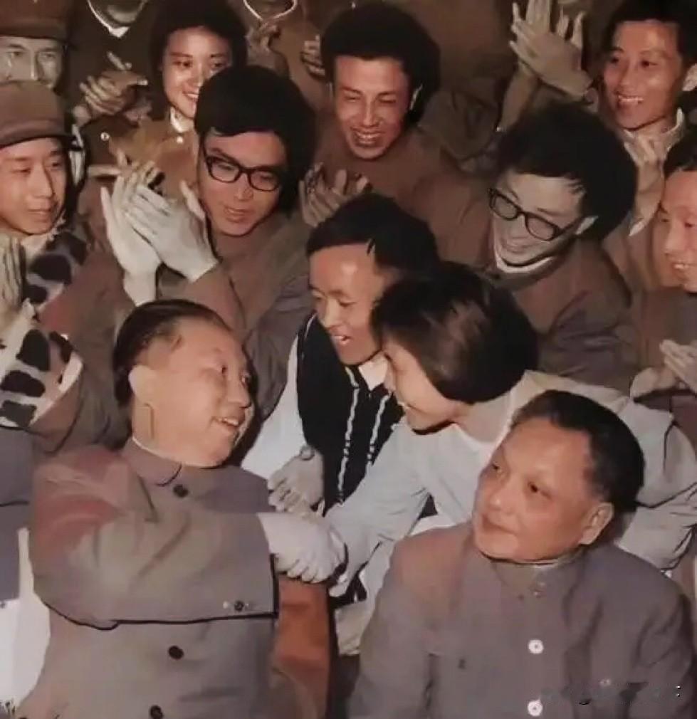 看到这张会议代表与华国锋主席握手的照片，让我想起近50年前，华主席在1976年粉