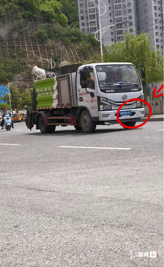 【汉中略阳县市政园林车辆未悬挂正式号牌 市民呼吁规范管理 】近日市民反映，汉中市