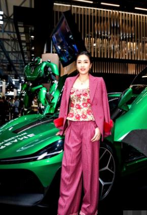 所谓的香港女首富富婆甘比本人真的好幻灭，她穿了一双很厚底的松糕鞋，感觉还不到1米
