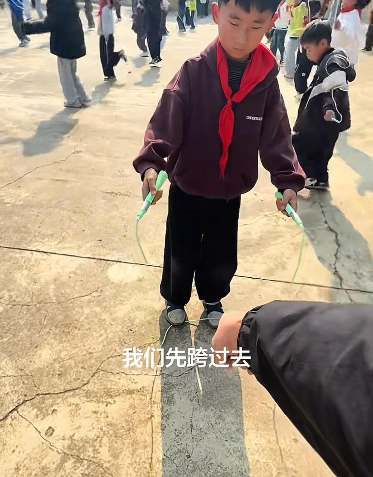 一根废弃电线让全网泪目！最慢的孩子跳出的不仅是绳子，更是心坎！这视频里藏着的，是