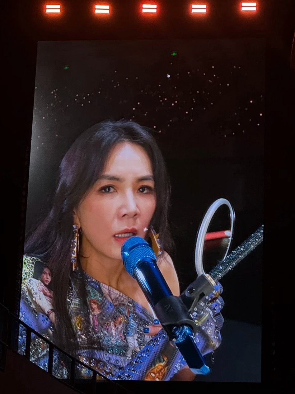 怎么会有女明星在台上挖鼻孔抠眼屎了啦！又洗鼻涕还擦腋下哈哈哈哈哈哈 一点架子没有