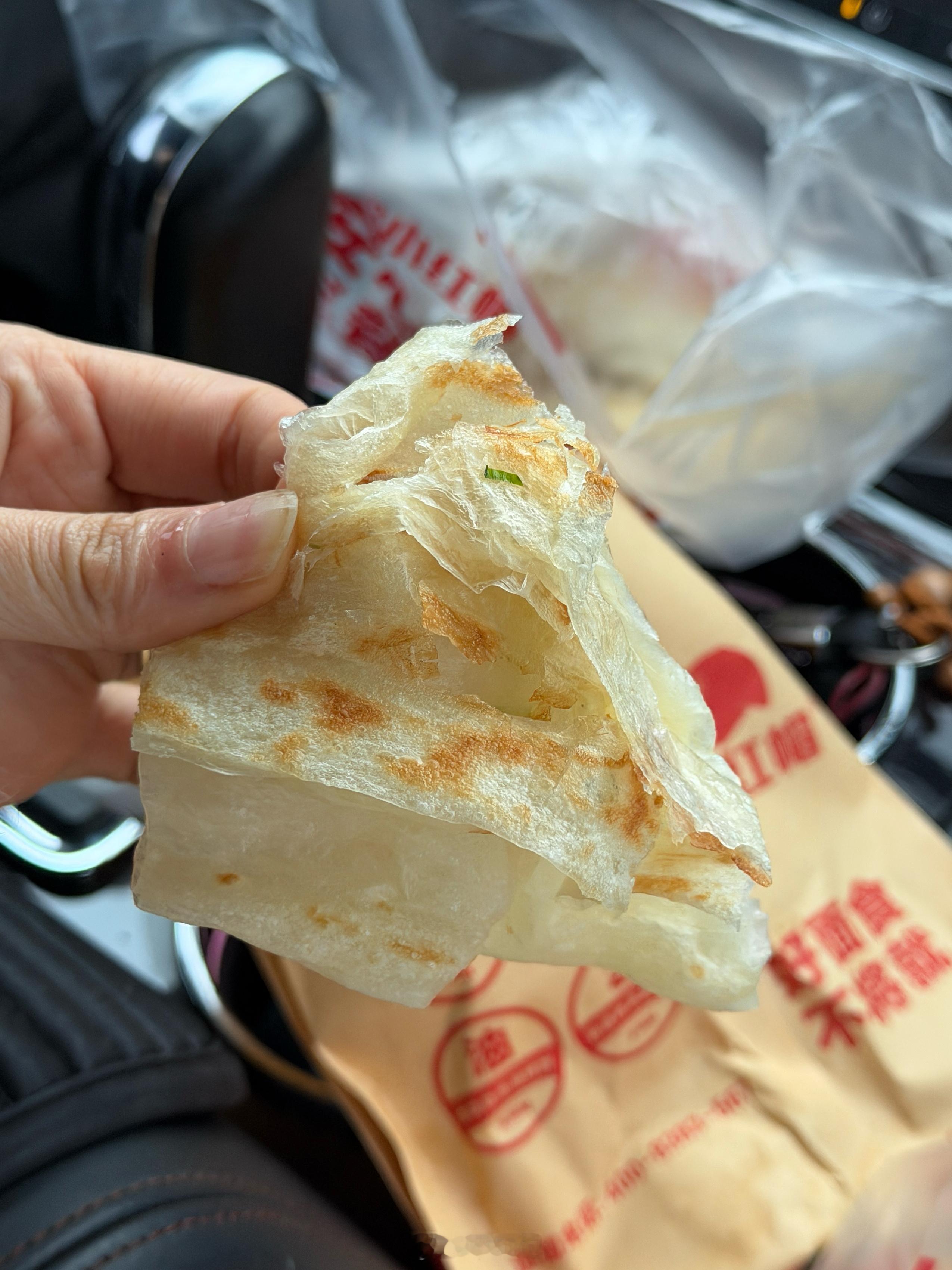 太喜欢这种刚出炉的手抓饼了，外壳必须是脆的，又薄又脆，里面的层次多，每一层像绸缎
