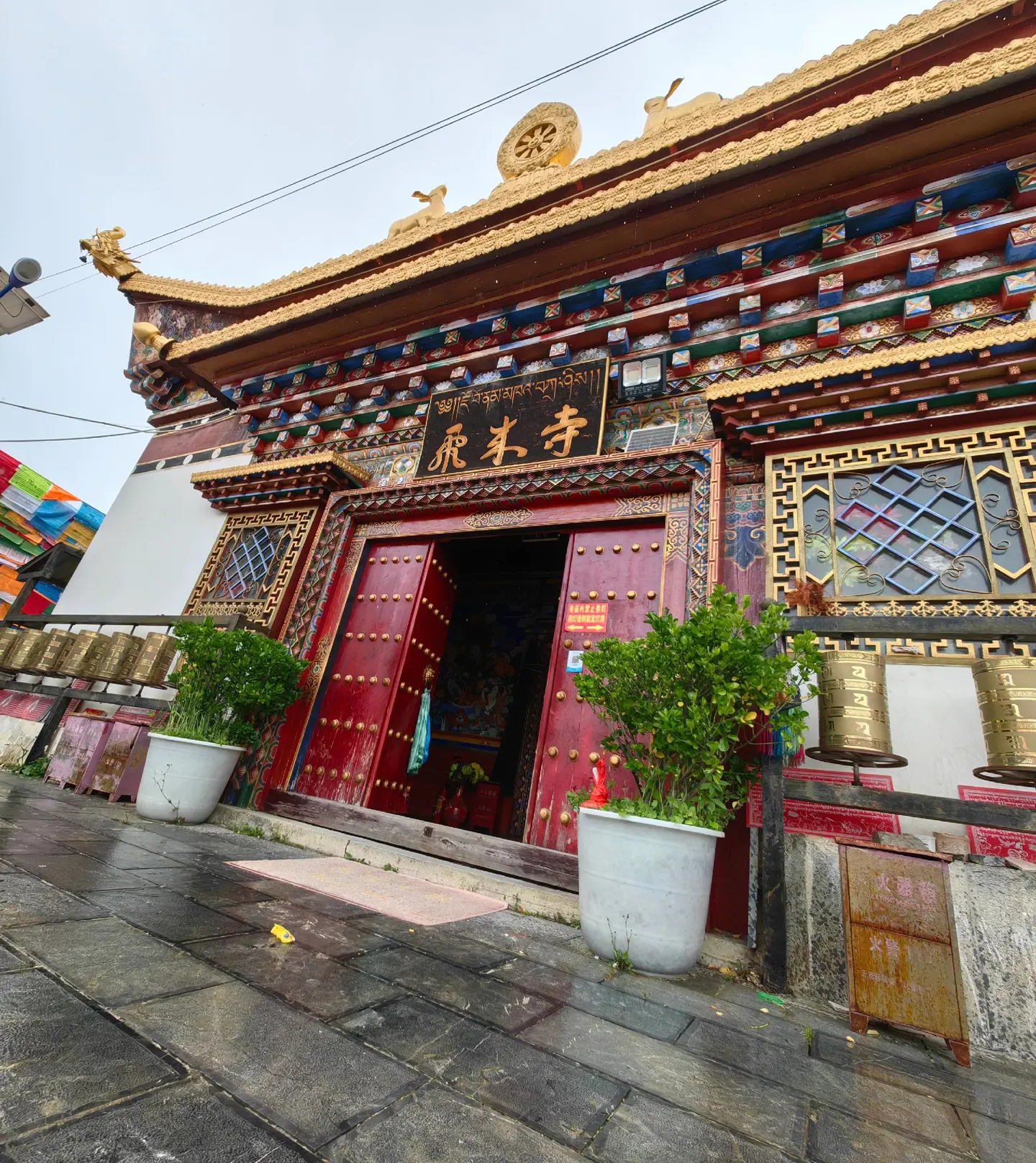 飞来寺并非你所想的横绝孤崖，而是一座小巧精致的寺庙，门口一个大大的观景...