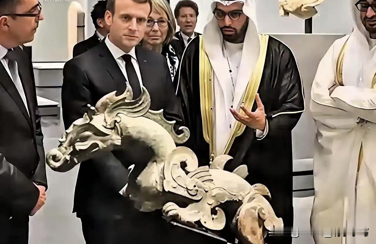 这回法国是真给力！刚通过文物归还法案，我满脑子都是那件流落在外的“战国青铜龙”。