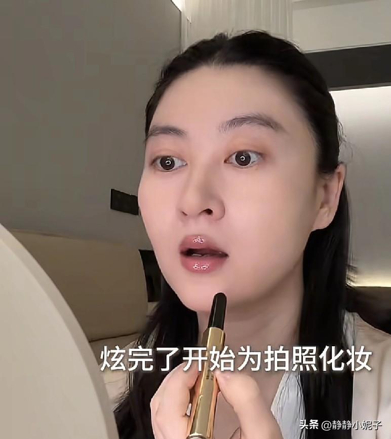 高伯伯家女儿，出生一个月，穿的都是绫罗绸缎，一件衣服最少八九百！



奕姐一家