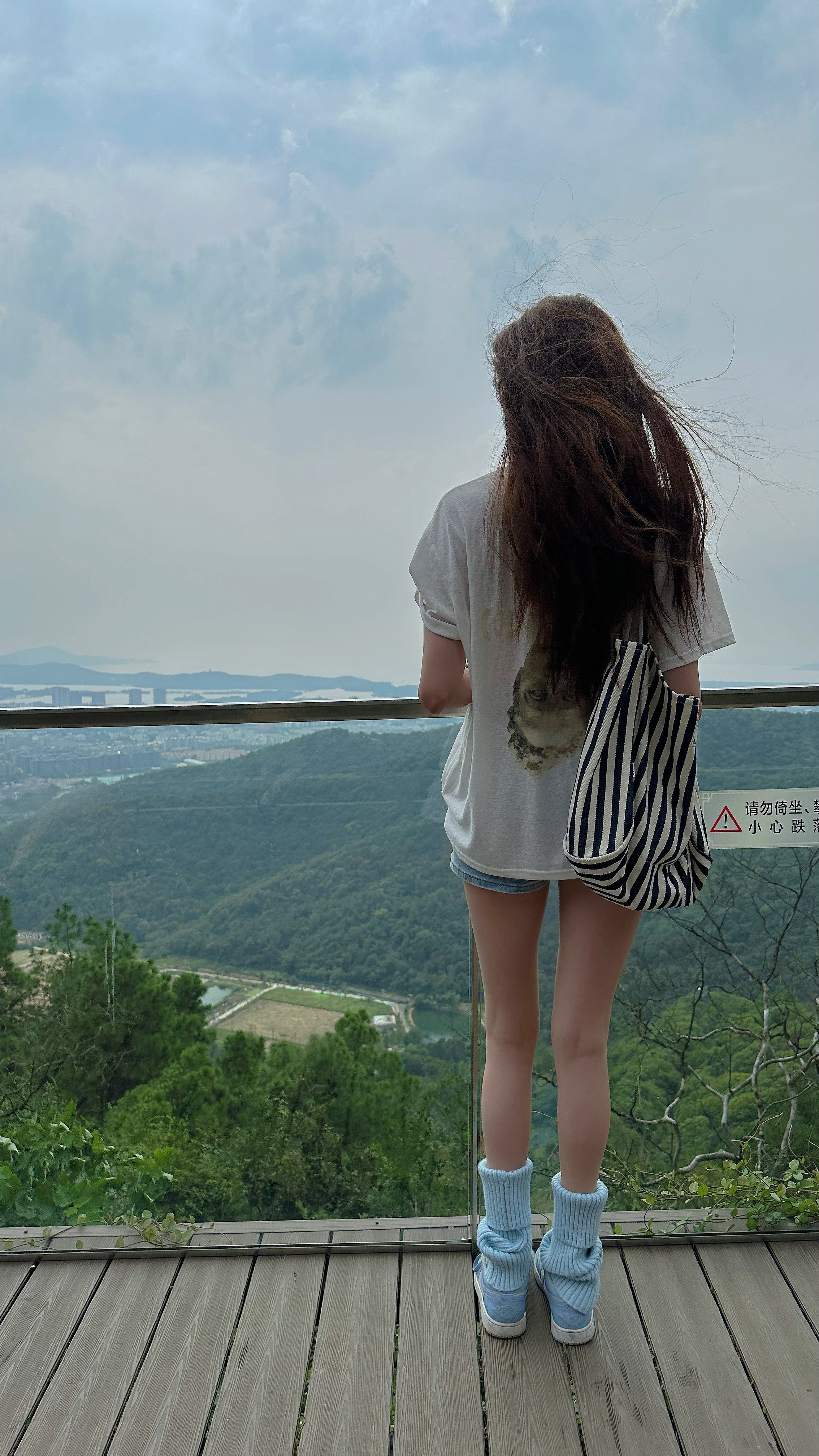 可能太久没运动了 爬了一半头皮的汗一个劲往下流 中间还喝了一瓶宝矿力 回去就开始