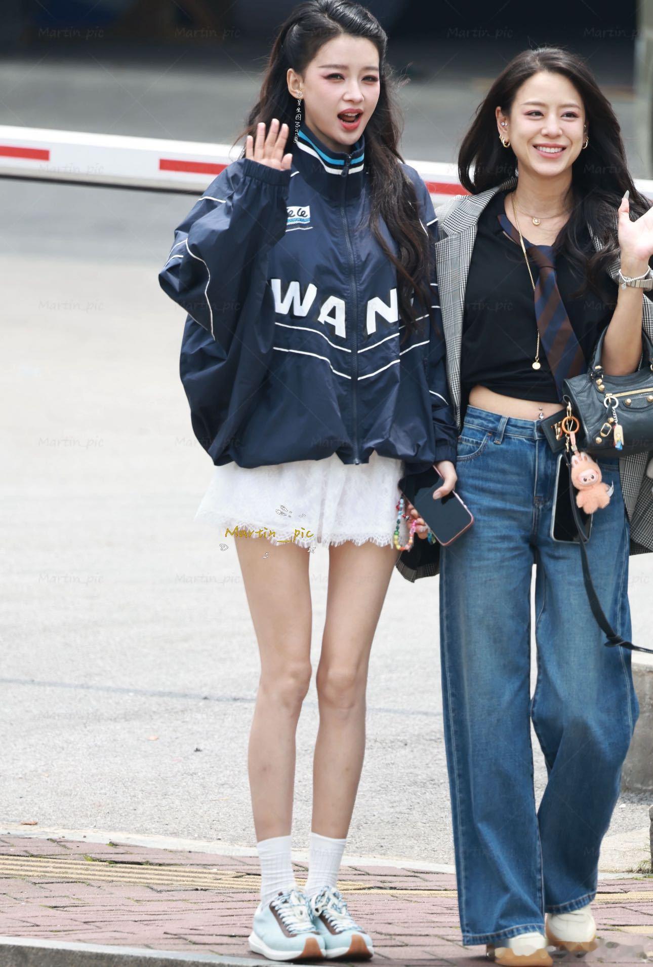 孙怡江语晨能不能真亲  美女和美女贴贴真的太绝了，孙怡江语晨同屏出现，观感直接拉