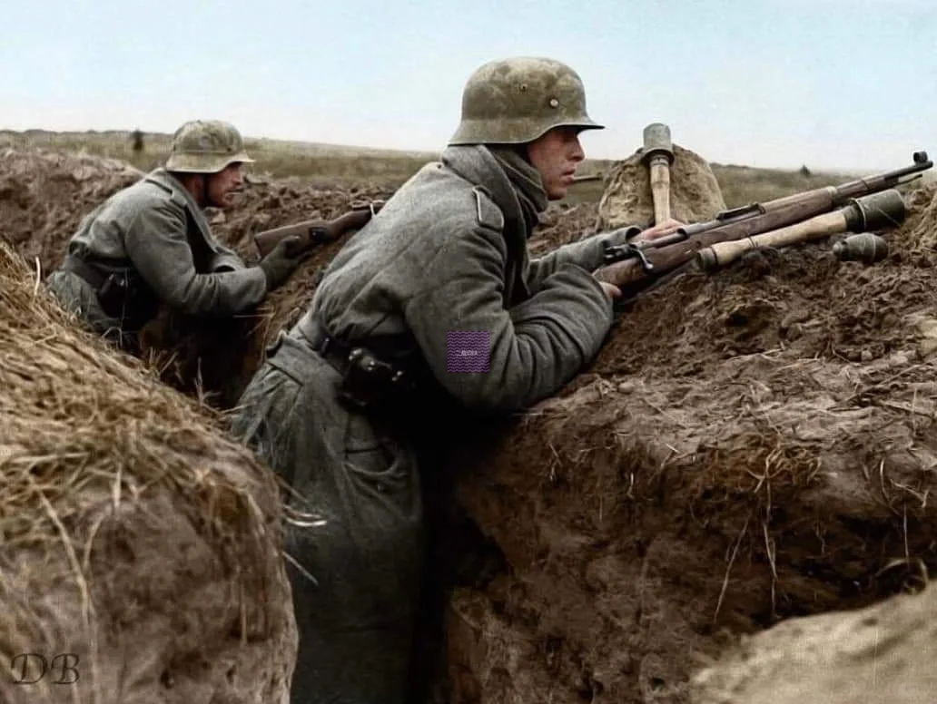 1942年冬，在东线战场一个寒冷的日子里，两名德军士兵携带Kar98步...