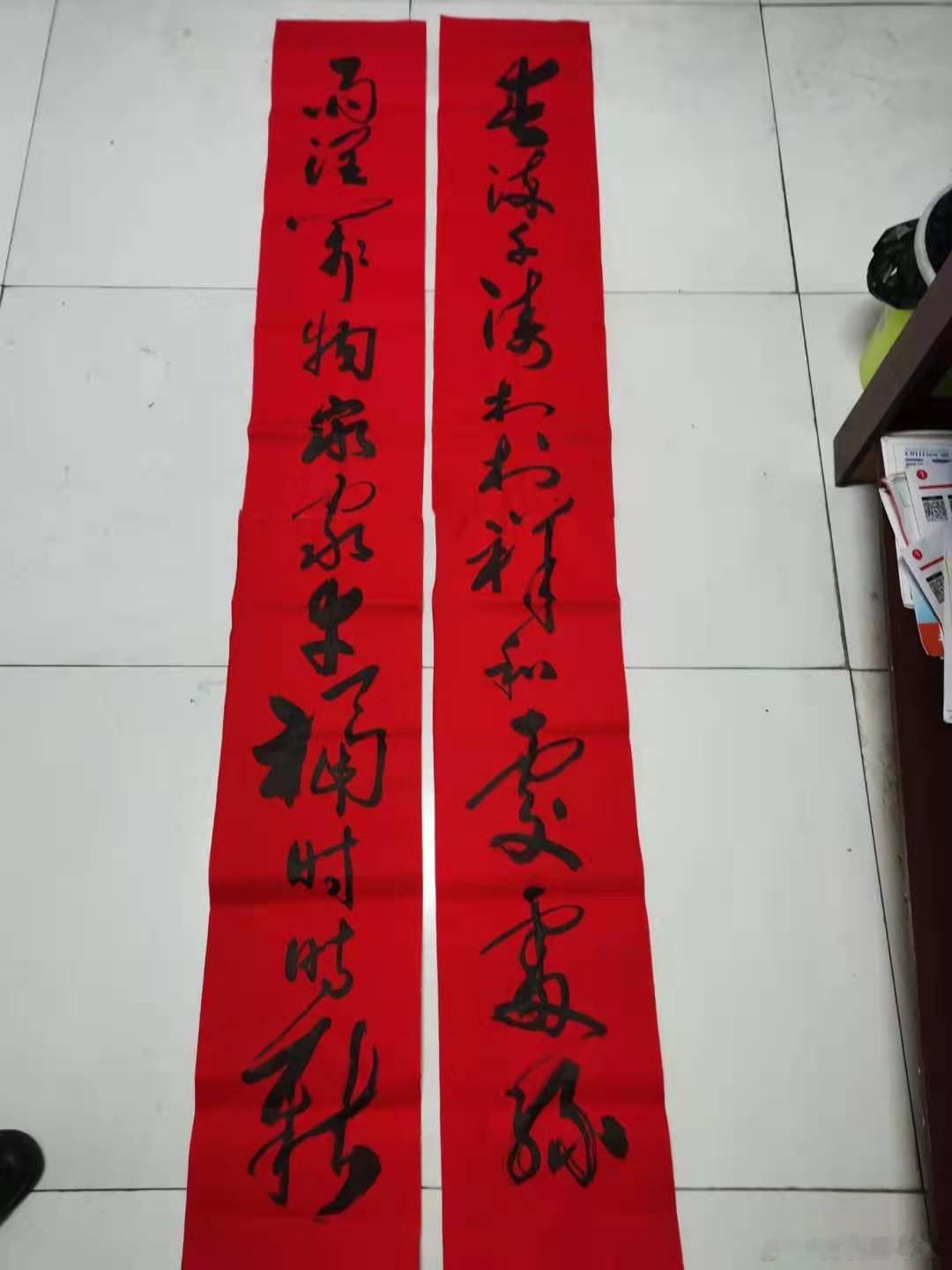书法名家微博大展上联:春染千涛村村祥和处处绿，下联:雨润万物家家幸福时时新。 