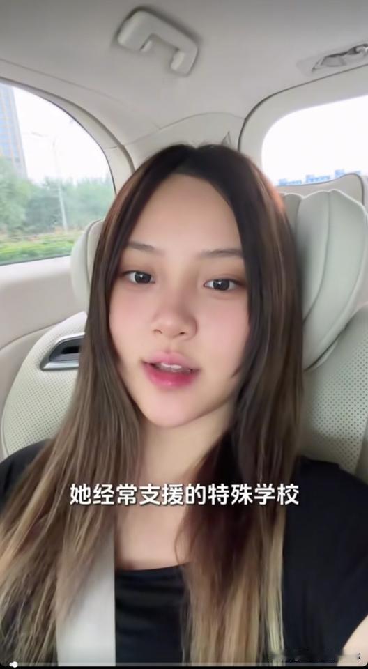 贾乃亮和李小璐今天带着女儿甜馨去康复中心给脑瘫残疾小朋友送物资，看到一家人能一起