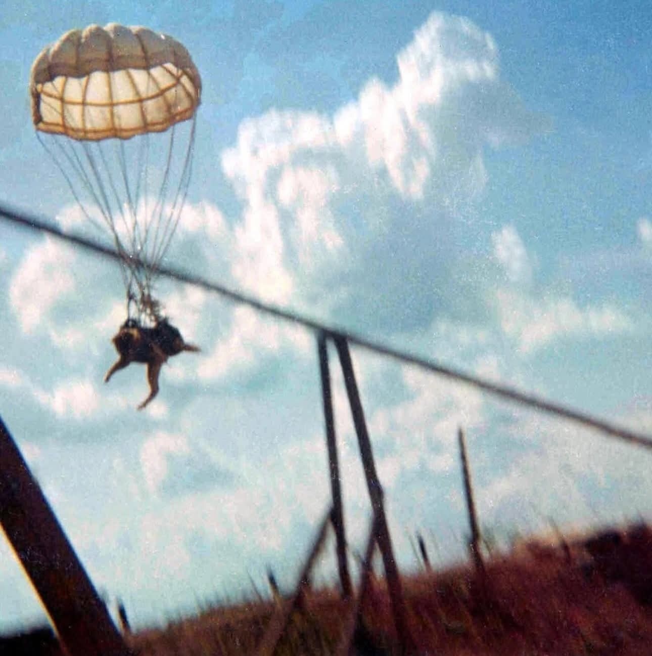 “咱们5群可不养混子”照片拍摄于1966年3月至6月左右，驻扎在越南和柬埔寨边境
