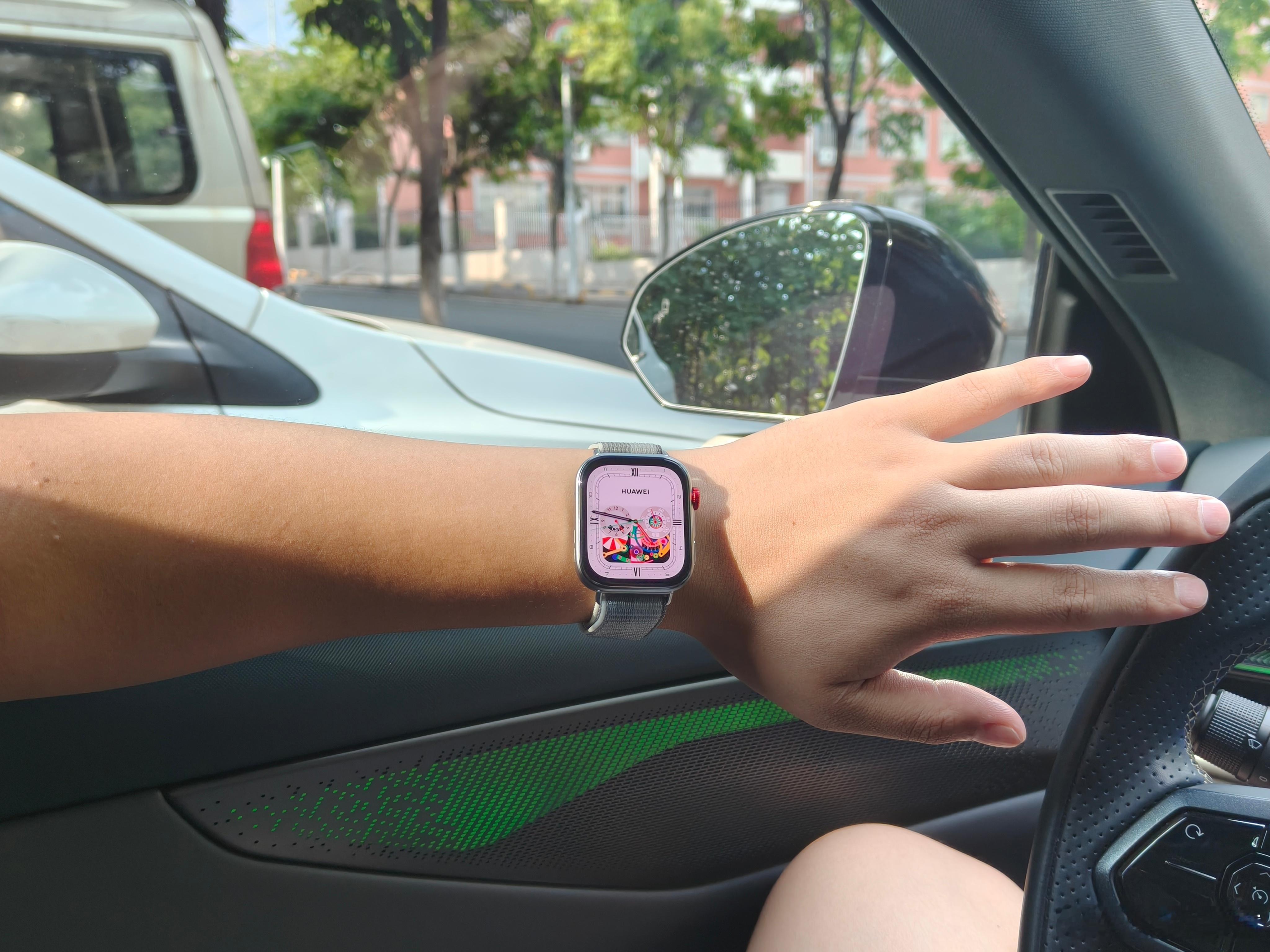 华为Watch Fit4不错，轻薄小巧，该有的功能都有！属于是百元档手表里“精致