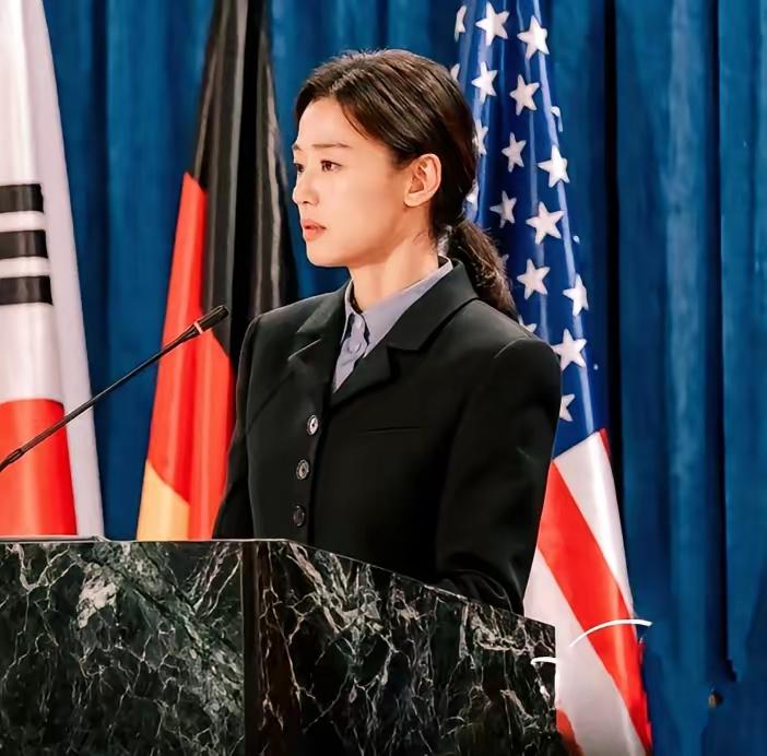 全智贤处境这下尴尬了
她真的没想到，不仅是中国影迷抵制，也不仅是代言广告遭下架，